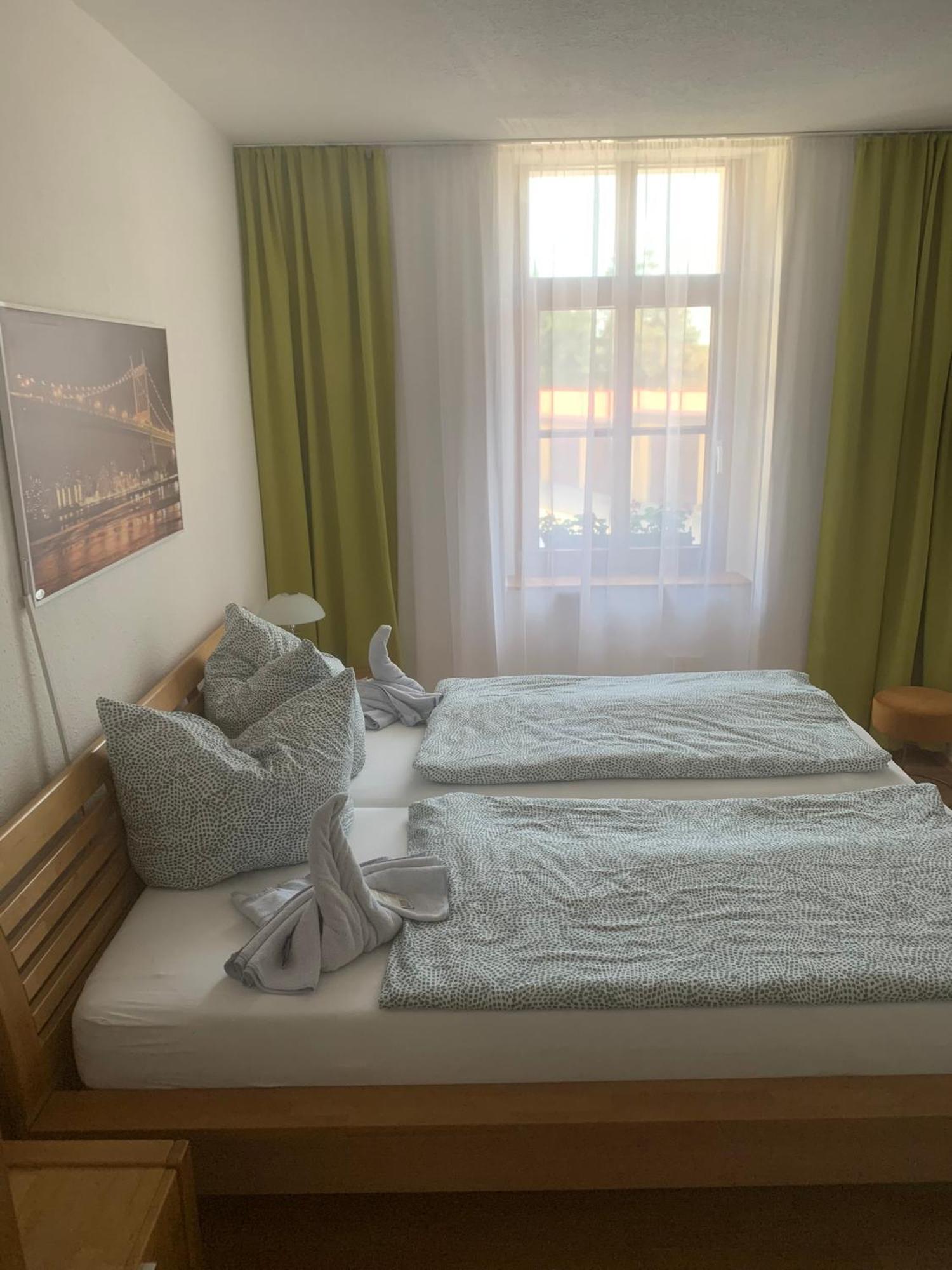 Pension Am Werder Bernburg Chambre photo